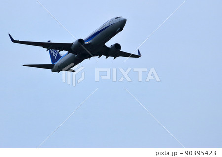 大阪国際空港 ANA 飛行機 離陸態勢 大阪国際空港 ANA 飛行機 離陸態勢 90395423
