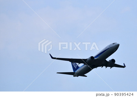 大阪国際空港　ANA　飛行機　離陸態勢 90395424