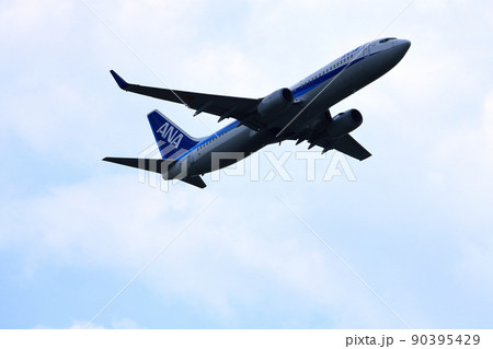 大阪国際空港　ANA　飛行機　離陸態勢 90395429