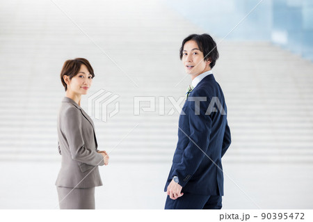 企業のロビーを歩くビジネスパーソン 企業のロビーを歩くビジネスパーソン 90395472