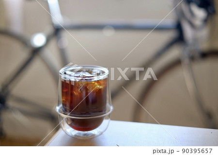 自転車とアイスコーヒー 90395657