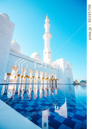 Sheikh Zayed Grand Mosque Minaret View With The Pool And Blue Sky Sheikh Zayed Grand Mosque Minaret View With The Pool And Blue Sky 90395706