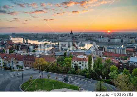 Budapest Hungary, sunrise city skyline at Hungarian Parliament and Danube River 90395882