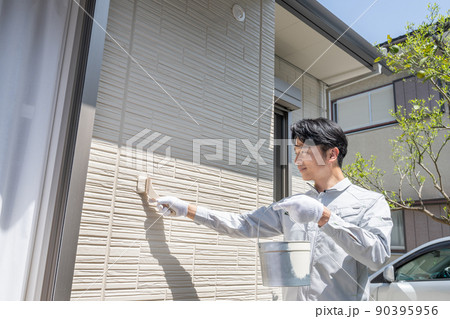 戸建ての壁を塗るペンキ職人 戸建ての壁を塗るペンキ職人 90395956