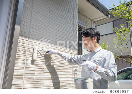 戸建ての壁を塗るペンキ職人 90395957