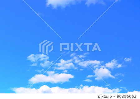 青空と白い雲 90396062