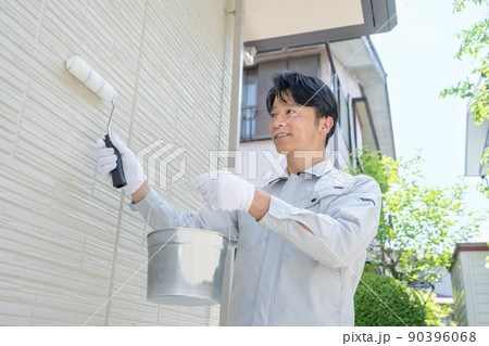 戸建ての壁を塗るペンキ職人 90396068