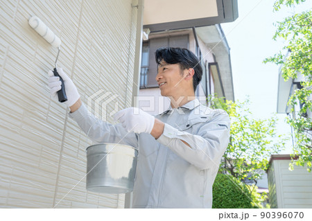 戸建ての壁を塗るペンキ職人 戸建ての壁を塗るペンキ職人 90396070