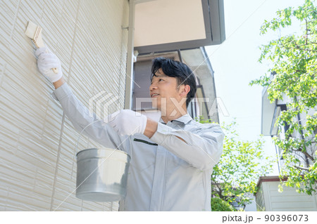 戸建ての壁を塗るペンキ職人 戸建ての壁を塗るペンキ職人 90396073
