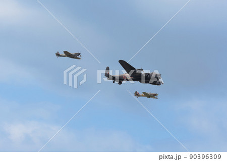 イギリス空軍ランカスター爆撃機と護衛の戦闘機 90396309