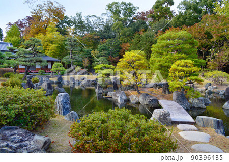 初秋に訪れた世界遺産二条城の清流園が清々しい 90396435