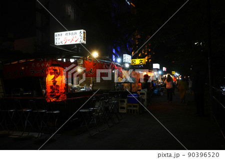 夜の博多の屋台街 夜の博多の屋台街 90396520