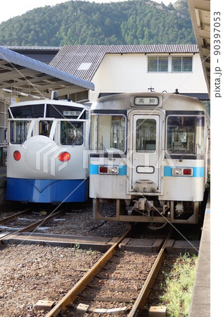 土讃線の車窓風景　窪川駅（キハ32系0系新幹線型とキハ1000系気動車） 90397053