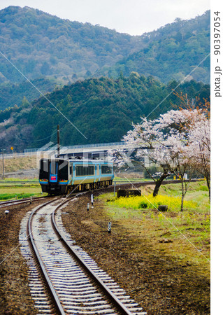 土讃線からの車窓風景 特急あしずり(キハ2000系)斗賀野駅付近 土讃線からの車窓風景 特急あしずり(キハ2000系)斗賀野駅付近 90397054