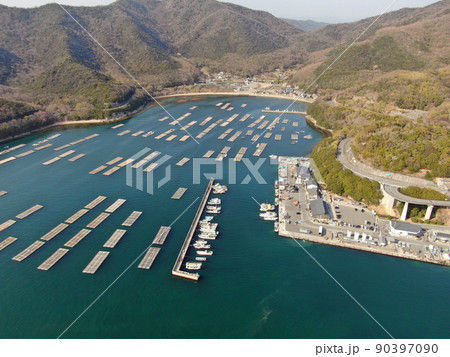 室津漁港の養殖場の港湾風景の空撮 室津漁港の養殖場の港湾風景の空撮 90397090