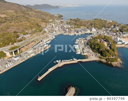 室津漁港の入り江の港湾風景の空撮 室津漁港の入り江の港湾風景の空撮 90397796