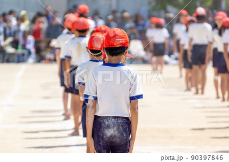 小学校の運動会　組体操 90397846