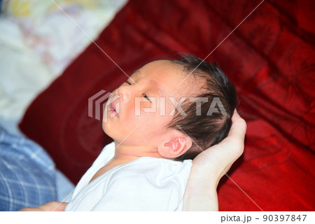 新生児　生後6日目 90397847