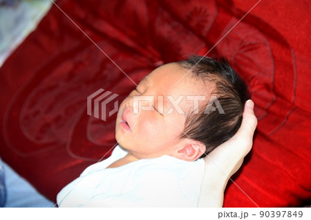 新生児 生後6日目 新生児 生後6日目 90397849