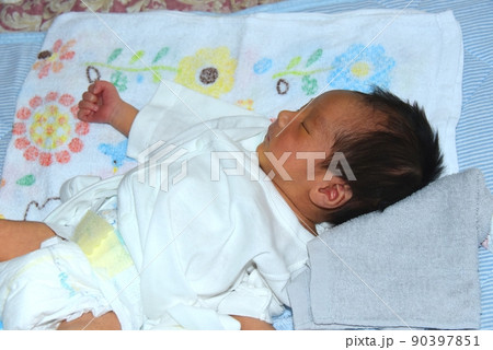 新生児 生後6日目 新生児 生後6日目 90397851