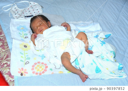 新生児 生後6日目 新生児 生後6日目 90397852