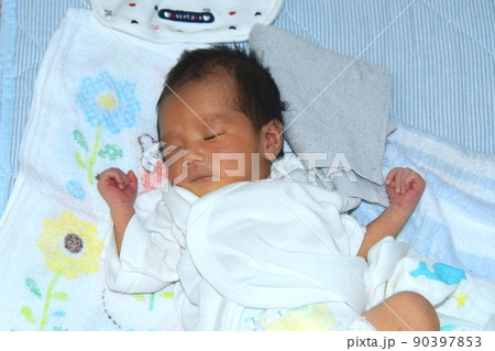 新生児 生後6日目 新生児 生後6日目 90397853