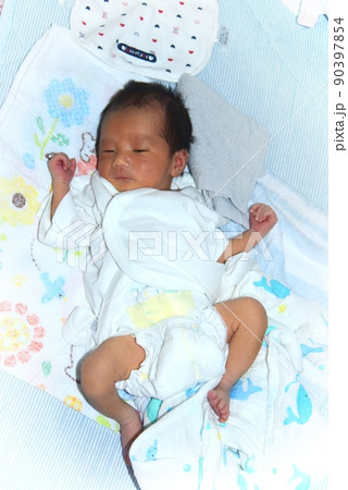 新生児　生後6日目 90397854