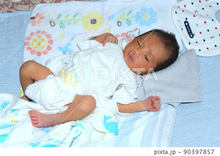 新生児 生後6日目 新生児 生後6日目 90397857
