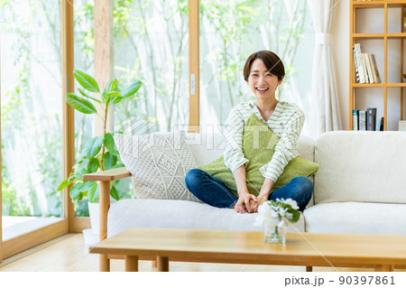 リビングでくつろぐミドルの女性 リビングでくつろぐミドルの女性 90397861