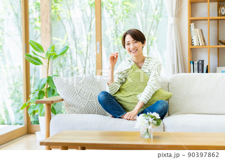 リビングでくつろぐミドルの女性 90397862
