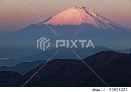 丹沢表尾根・三ノ塔から見る朝焼けの富士山 90398026