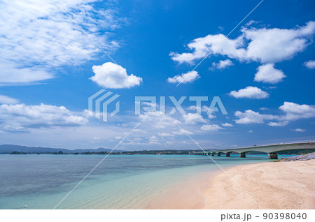 快晴の古宇利大橋、古宇利島の朝、沖縄リゾート 快晴の古宇利大橋、古宇利島の朝、沖縄リゾート 90398040