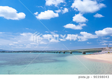 快晴の古宇利大橋、古宇利島の朝、沖縄リゾート 快晴の古宇利大橋、古宇利島の朝、沖縄リゾート 90398043