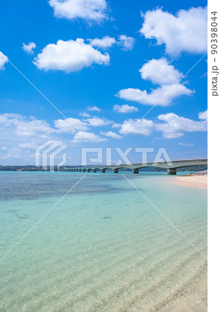 快晴の古宇利大橋、古宇利島の朝、沖縄リゾート 快晴の古宇利大橋、古宇利島の朝、沖縄リゾート 90398044