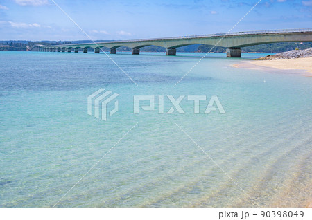 快晴の古宇利大橋、古宇利島の朝、沖縄リゾート 90398049