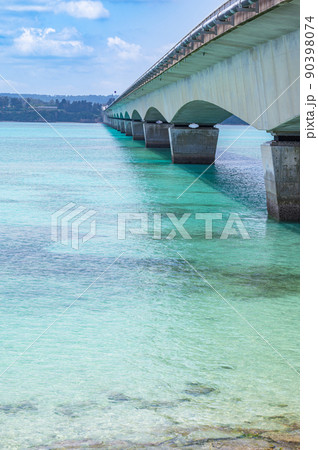 快晴の古宇利大橋、古宇利島の朝、沖縄リゾート 快晴の古宇利大橋、古宇利島の朝、沖縄リゾート 90398074