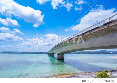 快晴の古宇利大橋、古宇利島の朝、沖縄リゾート 快晴の古宇利大橋、古宇利島の朝、沖縄リゾート 90398075