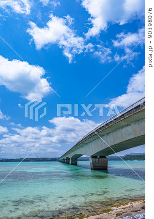 快晴の古宇利大橋、古宇利島の朝、沖縄リゾート 快晴の古宇利大橋、古宇利島の朝、沖縄リゾート 90398076
