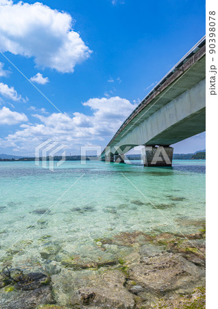 快晴の古宇利大橋、古宇利島の朝、沖縄リゾート 快晴の古宇利大橋、古宇利島の朝、沖縄リゾート 90398078
