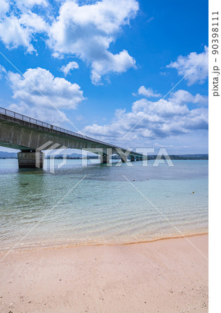 快晴の古宇利大橋、古宇利島の朝、沖縄リゾート 90398111