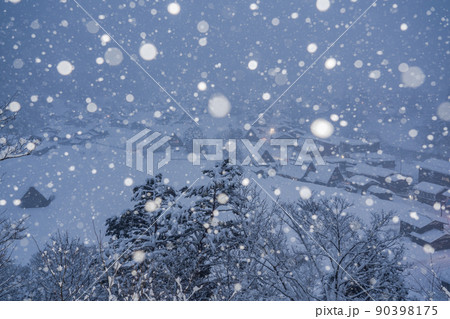 《岐阜県》積雪の白川郷・冬の合掌造り集落 90398175