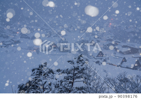 《岐阜県》積雪の白川郷・冬の合掌造り集落 90398176