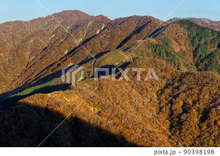 三ノ塔から見る朝の表尾根と塔ノ岳 三ノ塔から見る朝の表尾根と塔ノ岳 90398196