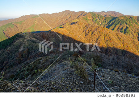三ノ塔から見る朝の表尾根と塔ノ岳・丹沢山 90398393