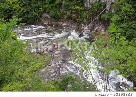断魚渓を流れる濁川の景色 90398832
