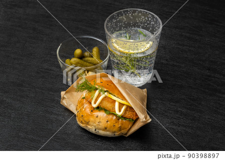 アウトドアでサンドウィッチ　Outdoor Home Made Sandwich  90398897