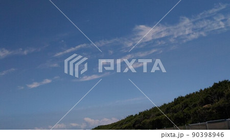 五月の稲毛海岸の青空と白いr雲 90398946