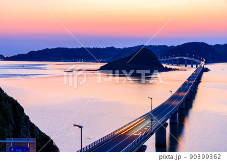 日没後の角島大橋　山口県下関市 90399362
