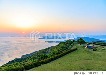 千畳敷から見た日の出　山口県長門市 90399384