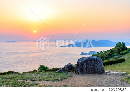 千畳敷から見た日の出 山口県長門市 千畳敷から見た日の出 山口県長門市 90399385